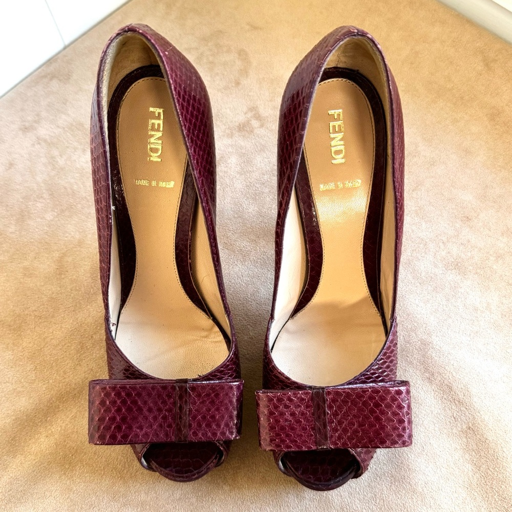 🔥FENDI Spuntata Ayers Lucido Bow Platform Heels Bordeaux Burgundy 8 38 Snakeskin - Picture 9 of 12